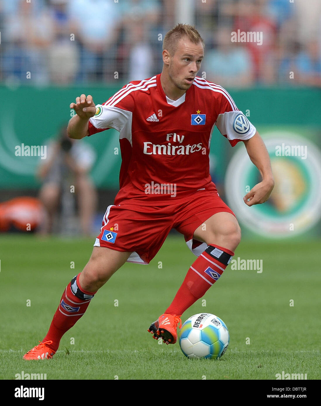 Jena, Germania. 04 Ago, 2013. Di Amburgo Maximilian Beister gioca la palla durante il primo round DFB Cup match tra SV Schott Jena e Hamburger SV A Ernst-Abbe-Sportfeld in Jena, Germania, 04 agosto 2013. Foto: THOMAS EISENHUTH/dpa/Alamy Live News Foto Stock