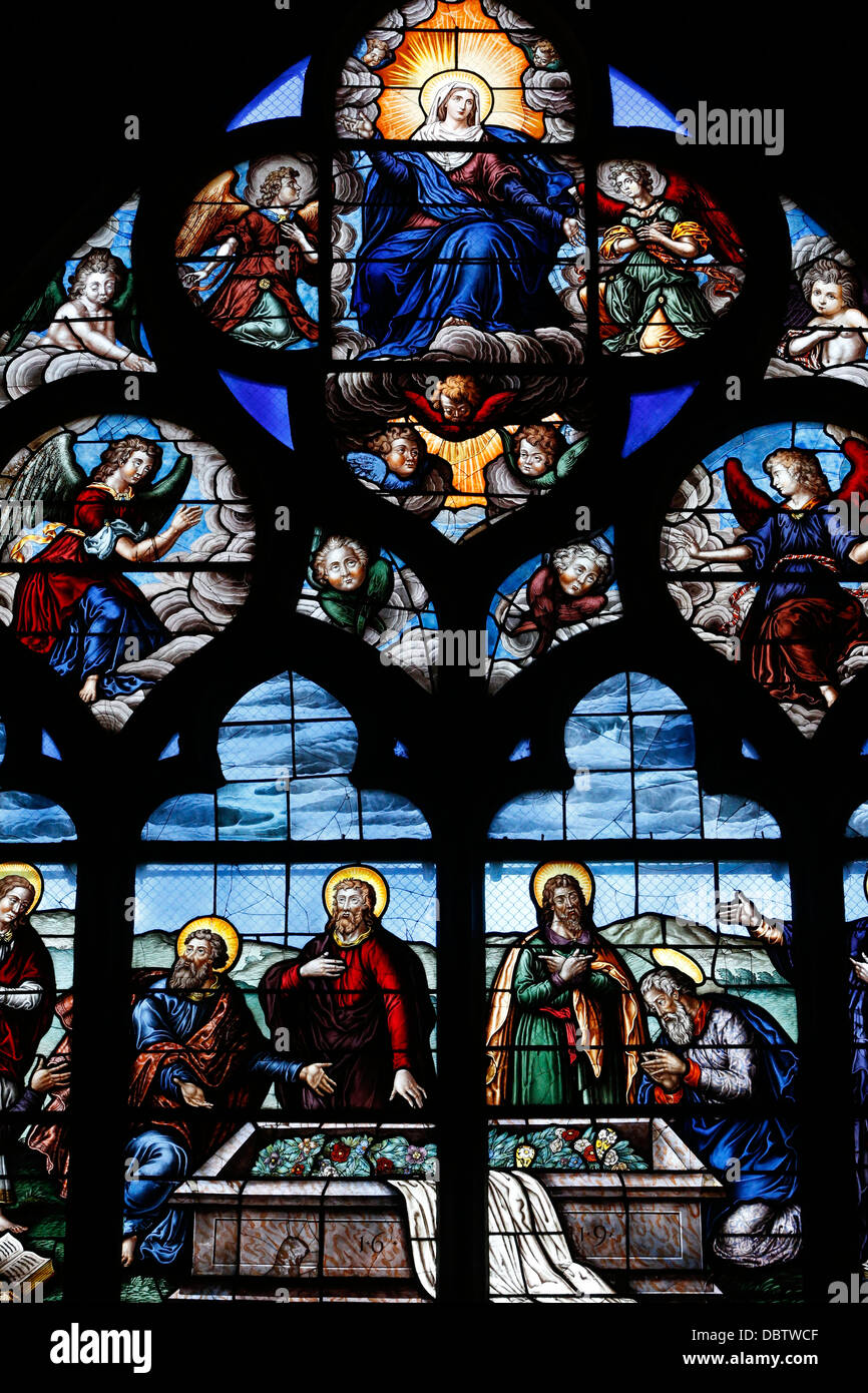 Le vetrate colorate risalenti al 1619 dell'Assunzione della Vergine, la cattedrale di Bourges, Cher, Centre, Francia Foto Stock