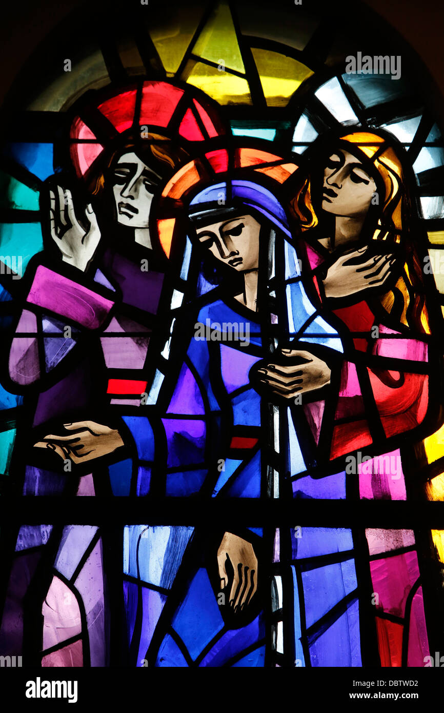 Stazione della Croce, vetrate in Sainte Therese, Basilica di Lisieux, Calvados, Normandia, Francia, Europa Foto Stock