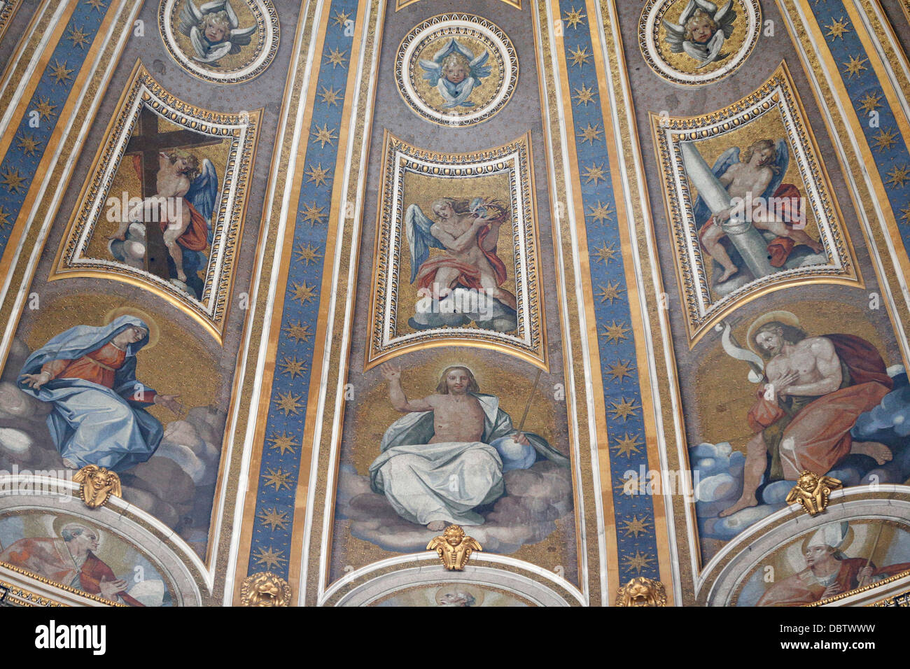 Dettaglio della cupola e gli affreschi nella Basilica di San Pietro, il Vaticano, Roma, Lazio, l'Italia, Europa Foto Stock