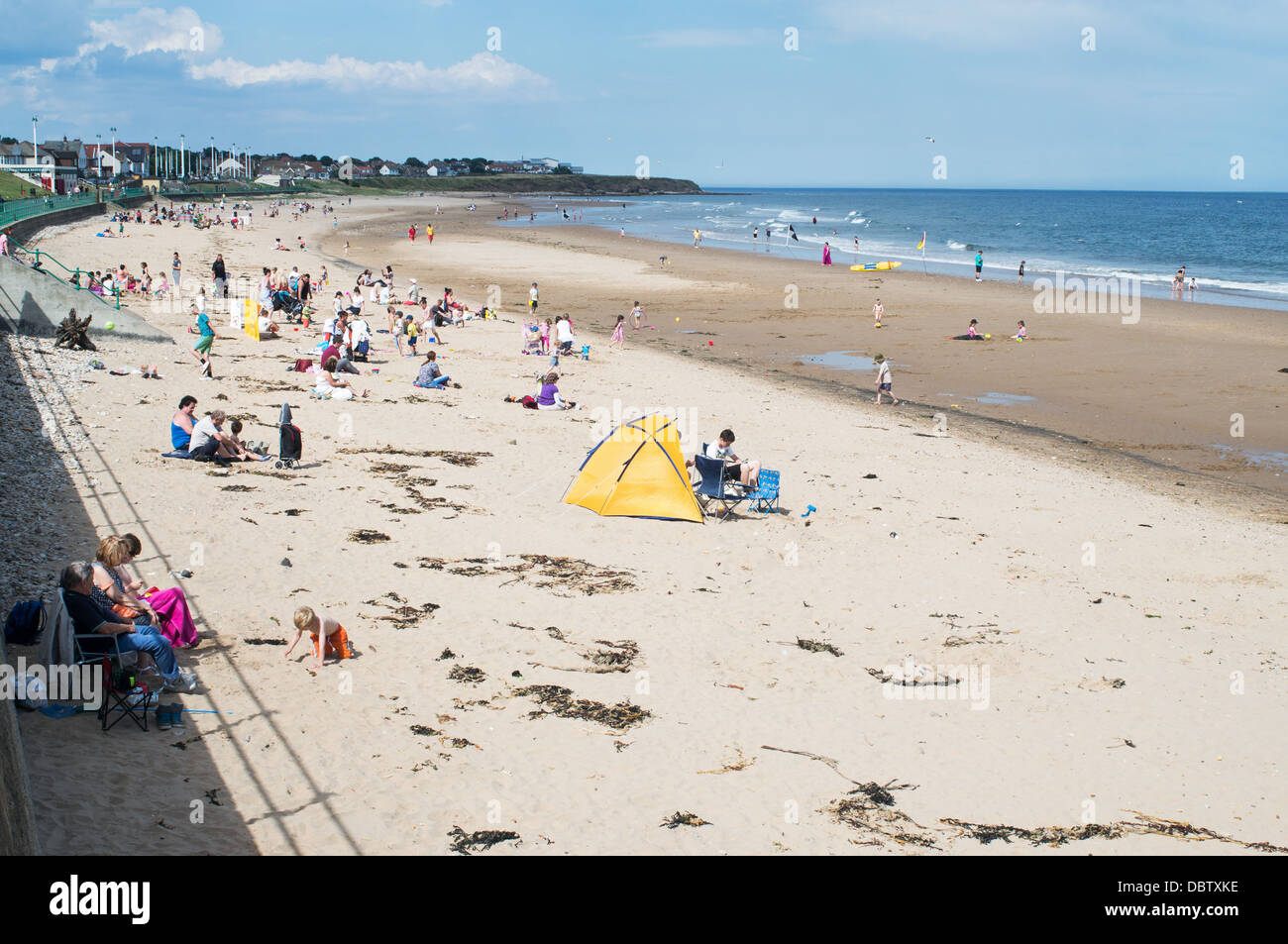 Le persone che si godono il sole estivo sulla spiaggia a Seaburn Sunderland, North East England Regno Unito Foto Stock