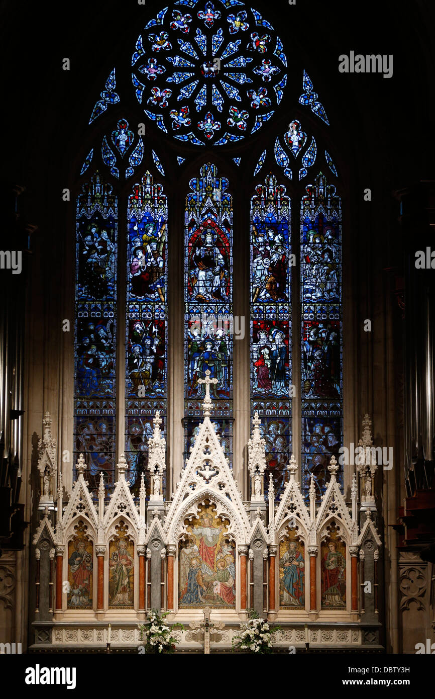 La finestra orientale sopra l altare maggiore creato da Clayton e campana in 1878, Grazia Chiesa Episcopale, New York, Stati Uniti d'America Foto Stock