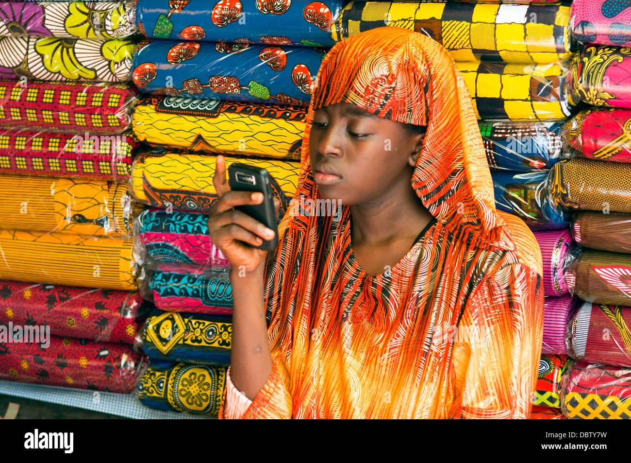 Negozio di tessuti assistant, a Lomé, Togo Foto Stock