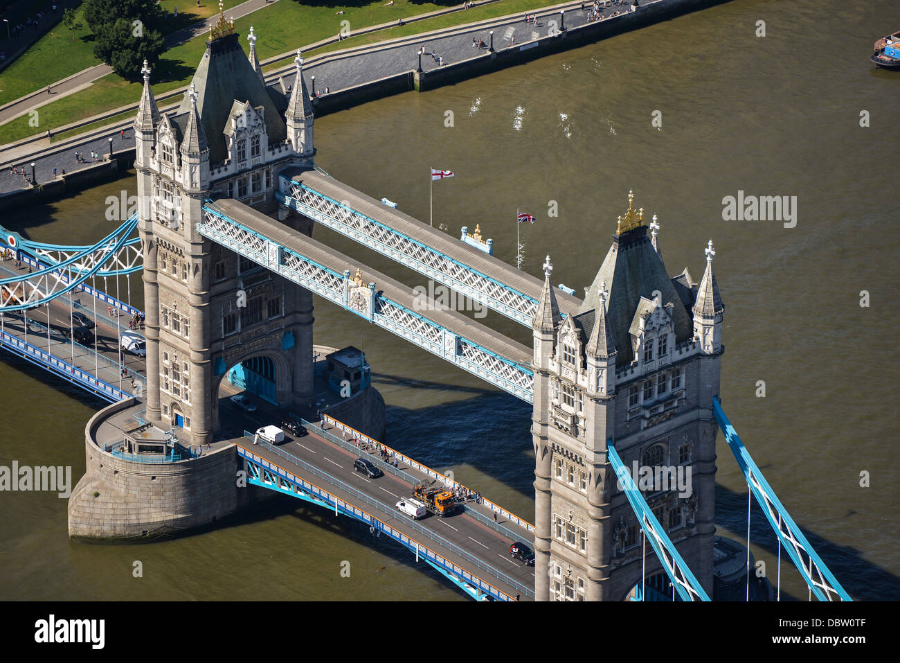 Una fotografia aerea del Tower Bridge, una struttura iconica a Londra Foto Stock