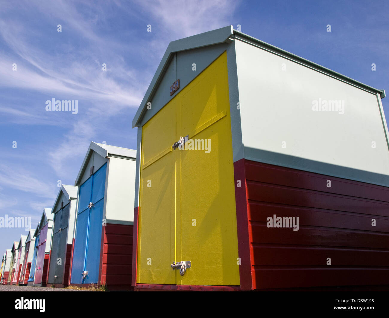 Una fila di cabine sulla spiaggia, a Hove, East Sussex. Foto Stock