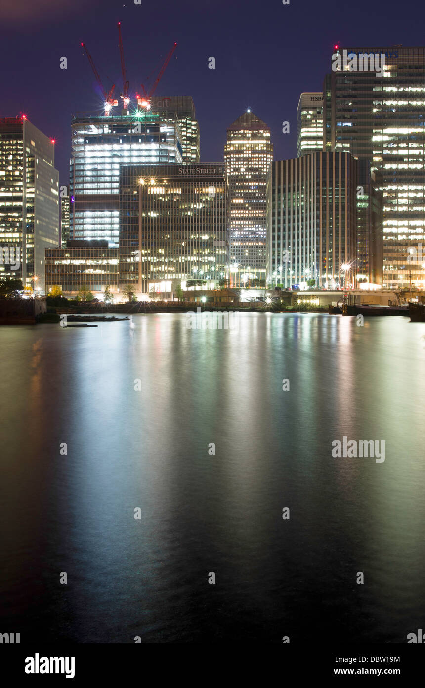 Una vista di Canary Wharf di notte. Foto Stock