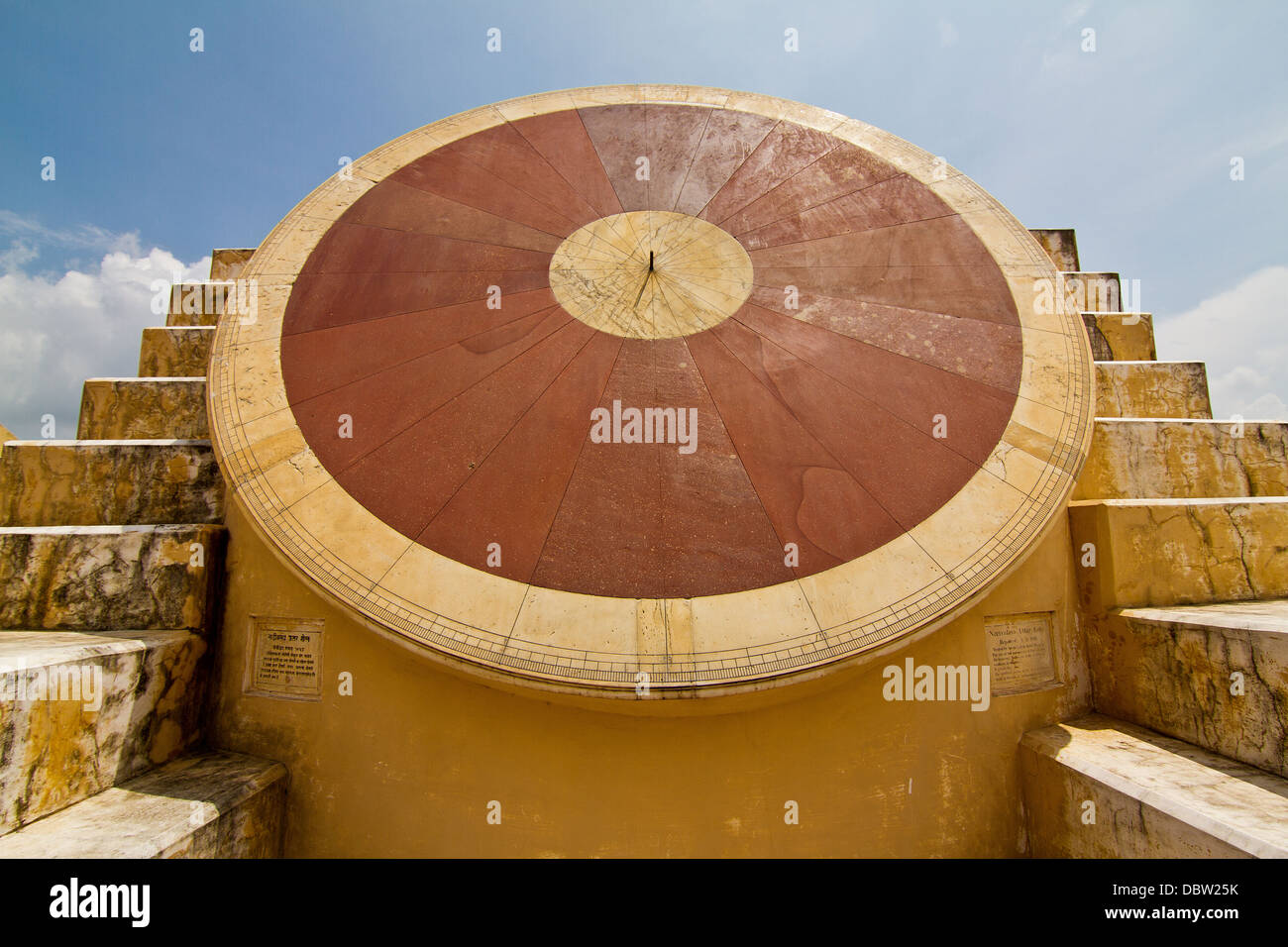 Il Jantar Mantar astronomical giardini in Jaipur India Foto Stock