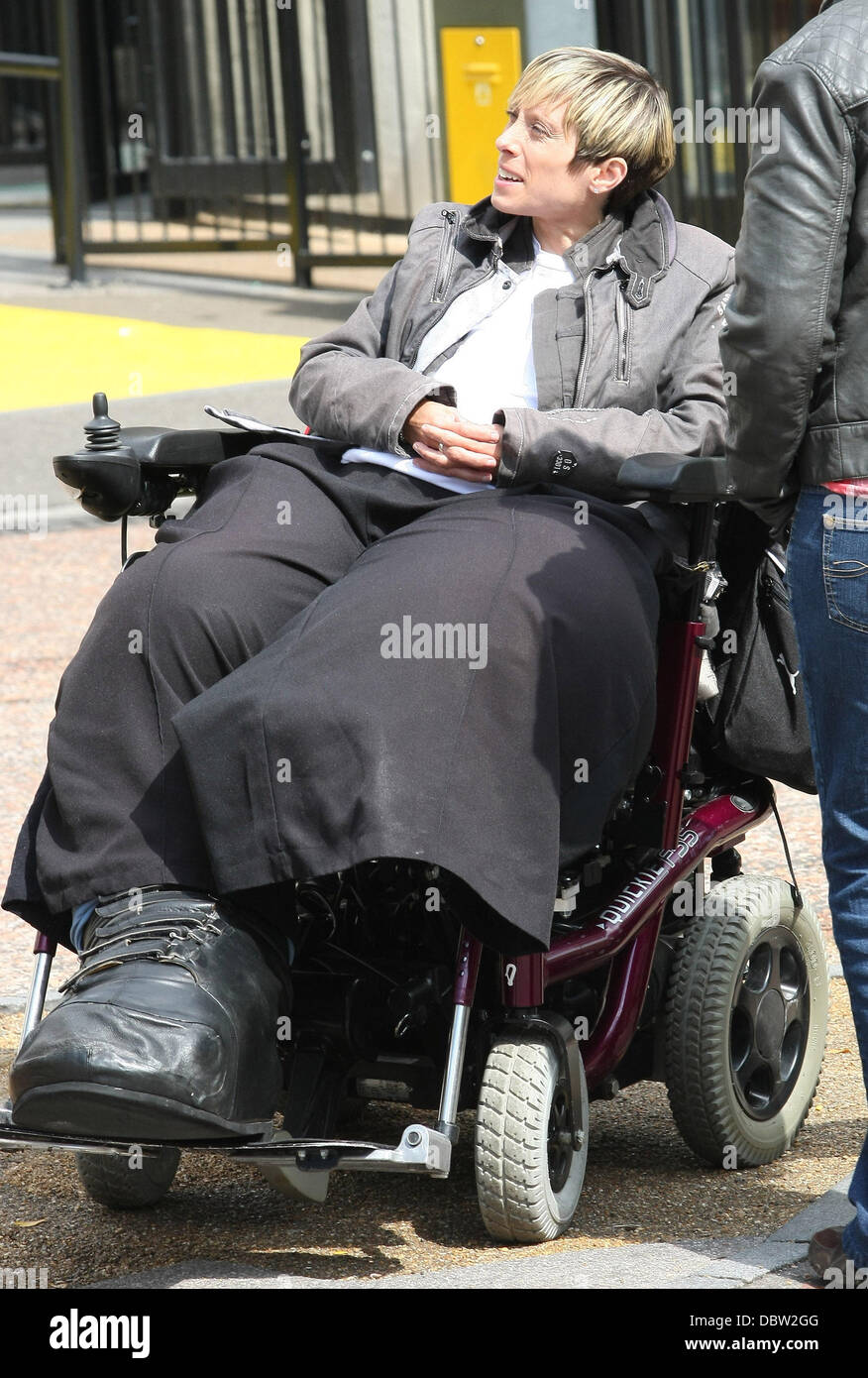 Mandy Sellars al di fuori della ITV studios. Mandy, che soffre di una condizione rara che ha lasciato il suo con gambe di peso superiore a 10 pietra, è stato dato un nuovo contratto di locazione di vita dopo aver uno dei giganti amputazione degli arti. Il 36 anni di Accrington, Lancashire, ha una condizione simile alla sindrome di Proteus, la stessa condizione subito dall 'Elephant Man' Joseph Merrick. Londra, Inghilterra Foto Stock