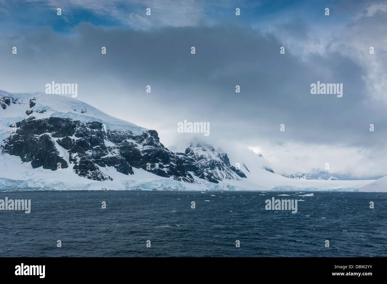 Nuvole scure su montagne e ghiacciai di Port Lockroy stazione di ricerca, l'Antartide, regioni polari Foto Stock