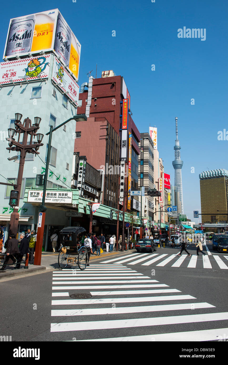 Quartiere di Asakusa con la torre della TV, Tokyo, Giappone, Asia Foto Stock
