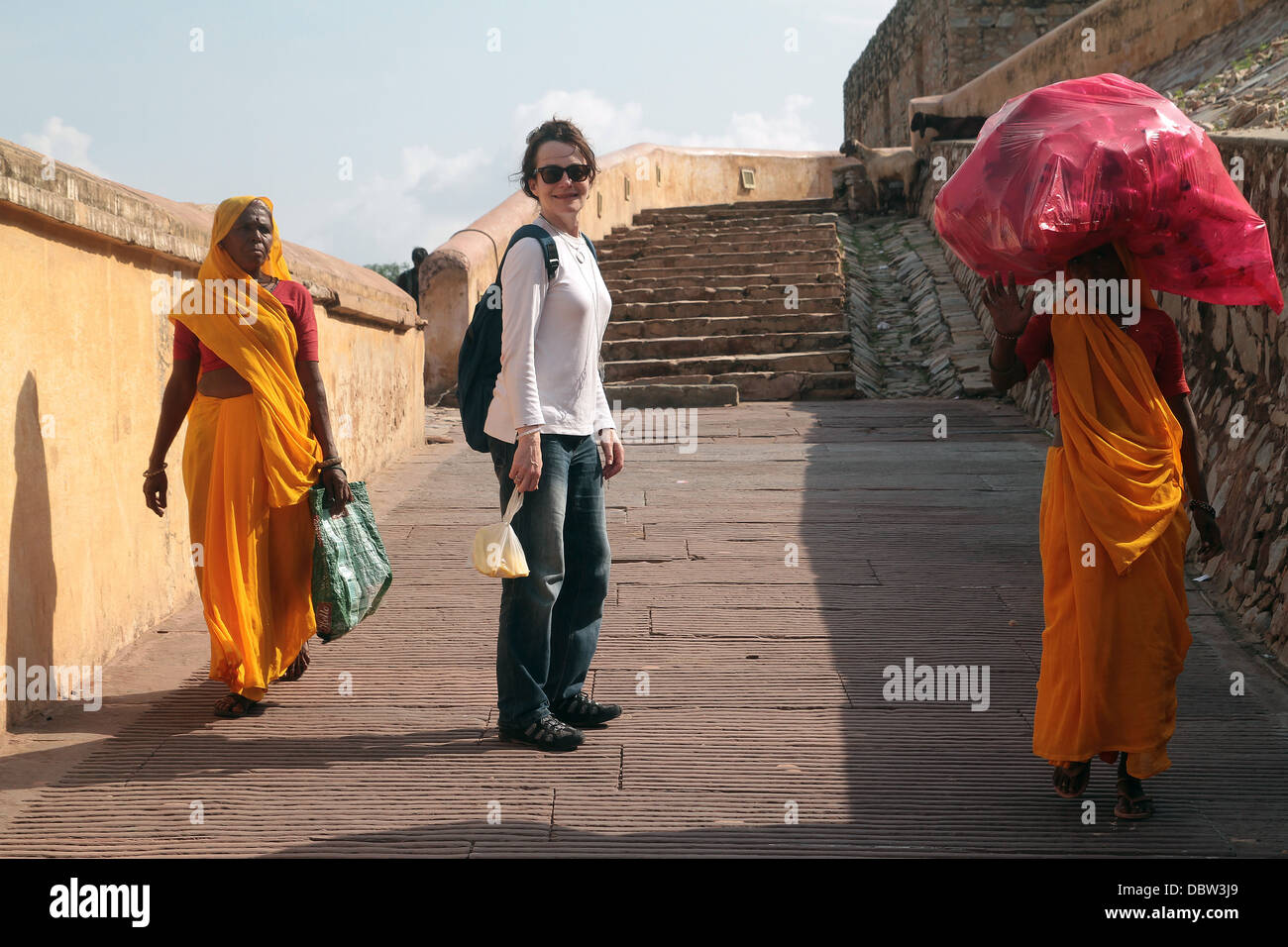 Donna occidentale turistica locale con le donne indiane Amer, Rajasthan Foto Stock