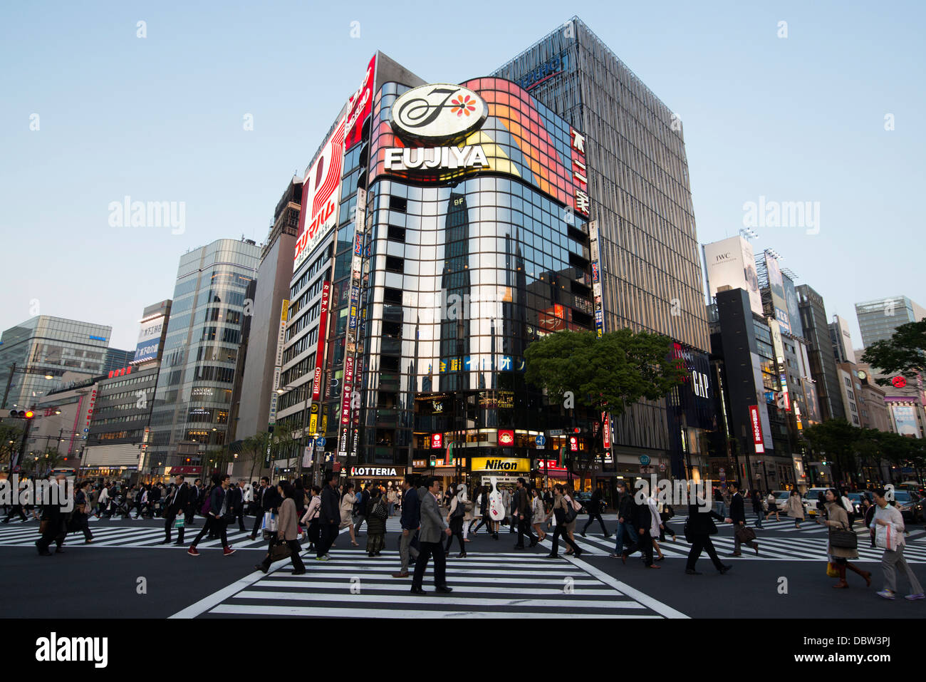 Incrocio nella parte anteriore dei moderni centri dello shopping di Ginza, Ginza, Tokyo, Giappone Foto Stock