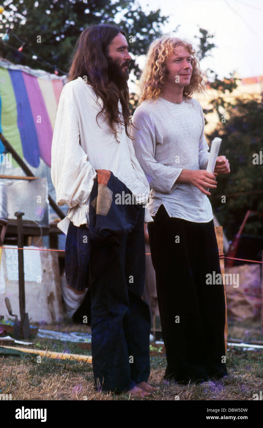 Due hippies uomini in anni settanta moda ascoltare musica alla fiera di Barsham a Beccles Suffolk Inghilterra UK 1974 KATHY DEWITT Foto Stock