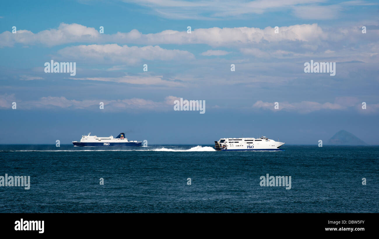 Due traghetti che passa ogni altro, sul Canale del Nord, con la Ailsa Craig all'orizzonte. La Scozia. Foto Stock