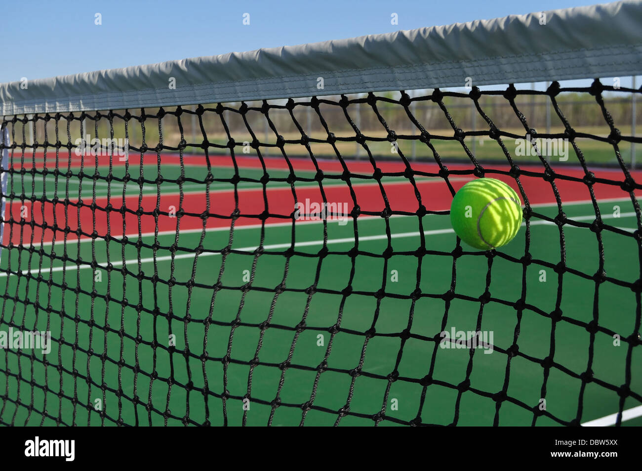 Campo da tennis, net e sfera - giocando a tennis / guasto / servire di colpire la rete Foto Stock