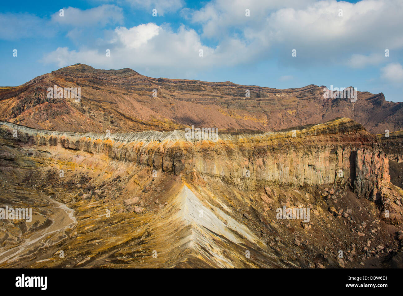 Orlo del Cratere del monte Naka vulcano attivo, il Monte Aso, Kyushu, Giappone, Asia Foto Stock