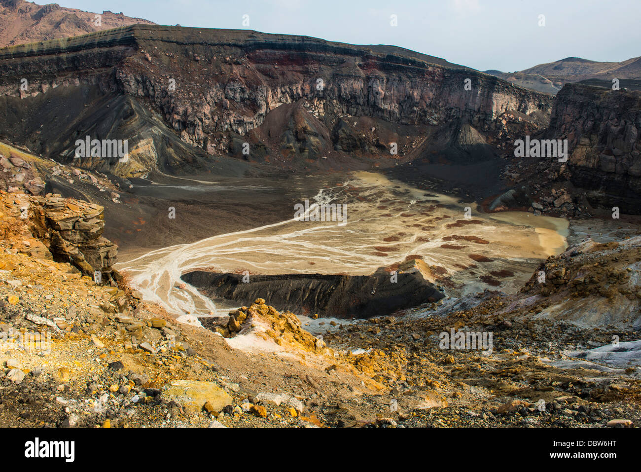 Orlo del Cratere del monte Naka vulcano attivo, il Monte Aso, Kyushu, Giappone, Asia Foto Stock