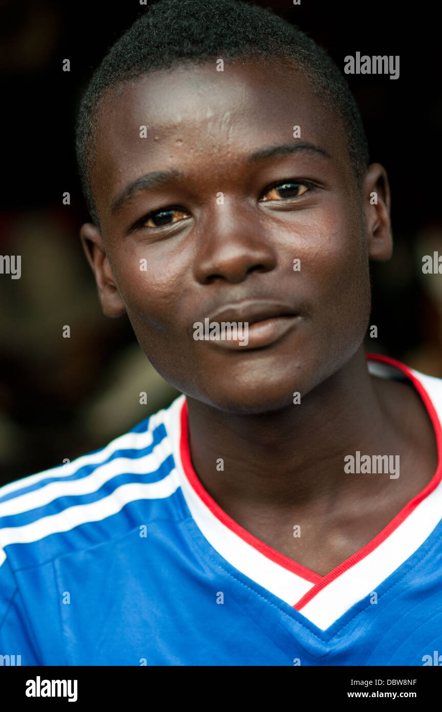 Giovane uomo nel mercato centrale, Lomé, Togo Foto Stock