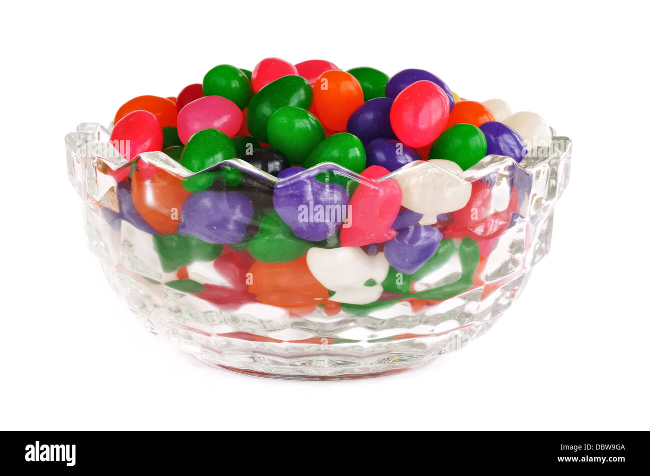Jelly Beans in una ciotola su sfondo bianco Foto Stock