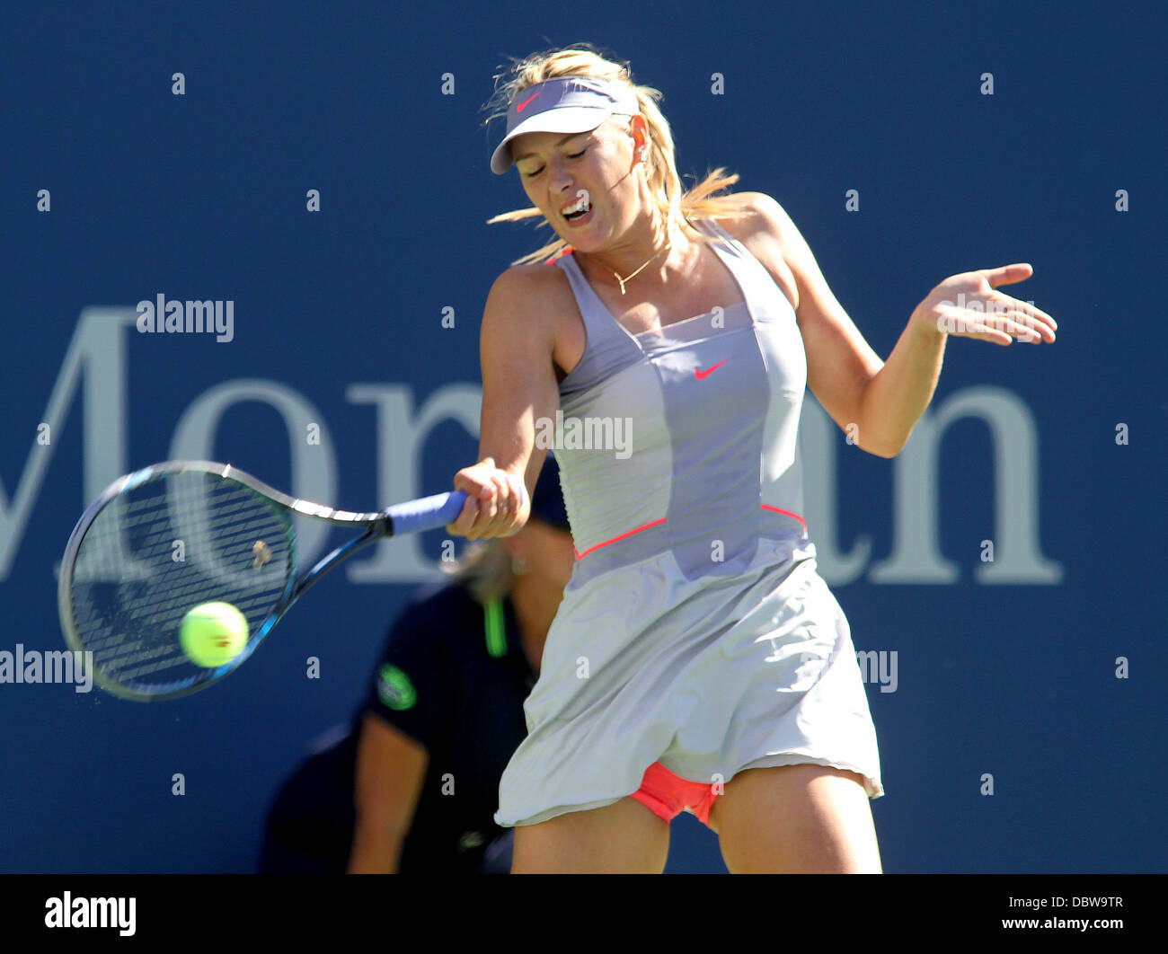 Maria Sharapova della Russia in azione durante la sua partita contro Heather Watson di Gran Bretagna durante il Giorno uno del 2011 US Open al USTA Billie Jean King National Tennis Center il 29 agosto 2011. Sharapova ha vinto la partita 3-6, 7-5, 6-3 New York City, Stati Uniti d'America - 29.08.11 Foto Stock