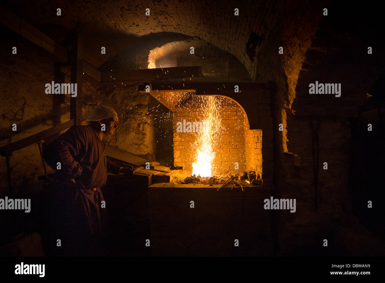 Il lavoro del fabbro con il fuoco Foto Stock