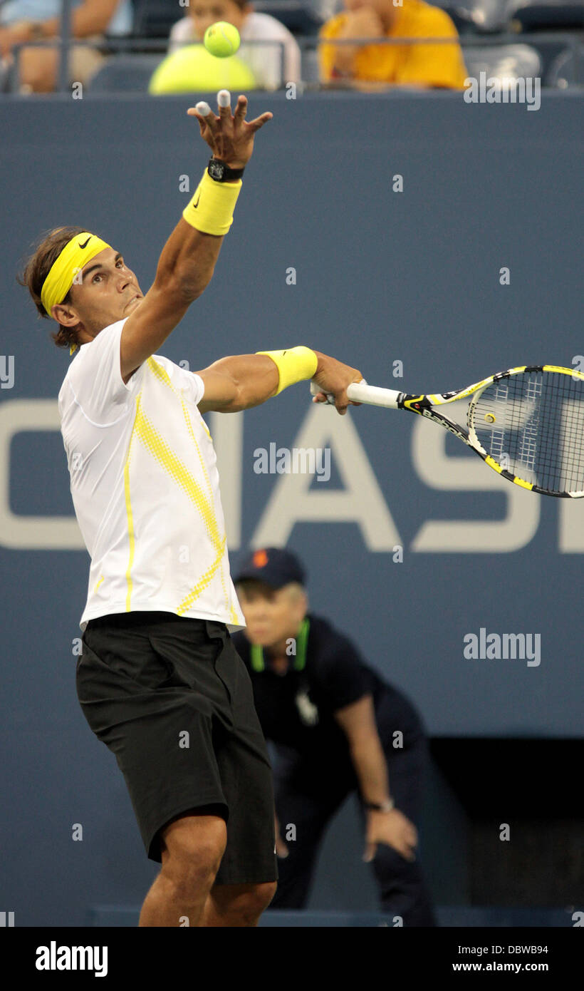 Rafael Nadal di Spagna si prepara a servire durante la sua partita contro Andrey Golubev del Kazakistan, martedì 30 agosto 2011, il giorno 2, degli US Open Tennis Tournament, sull'Arthur Ashe Stadium, in Flushing Meadows, Queens, a New York. Nadal ha vinto in retta fissa Foto Stock