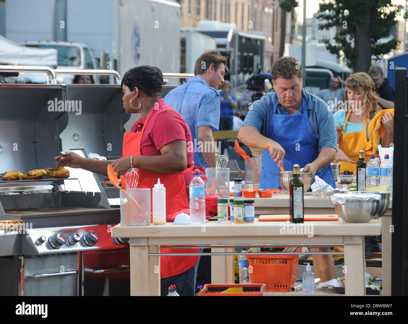 Grill Off concorrenti Rachael Ray conduce la grande Philly Grill-Off e celebrazione comunitaria per un prossimo episodio a Pat il re di bistecche Philadelphia, Pennsylvania - 30.08.11 Foto Stock