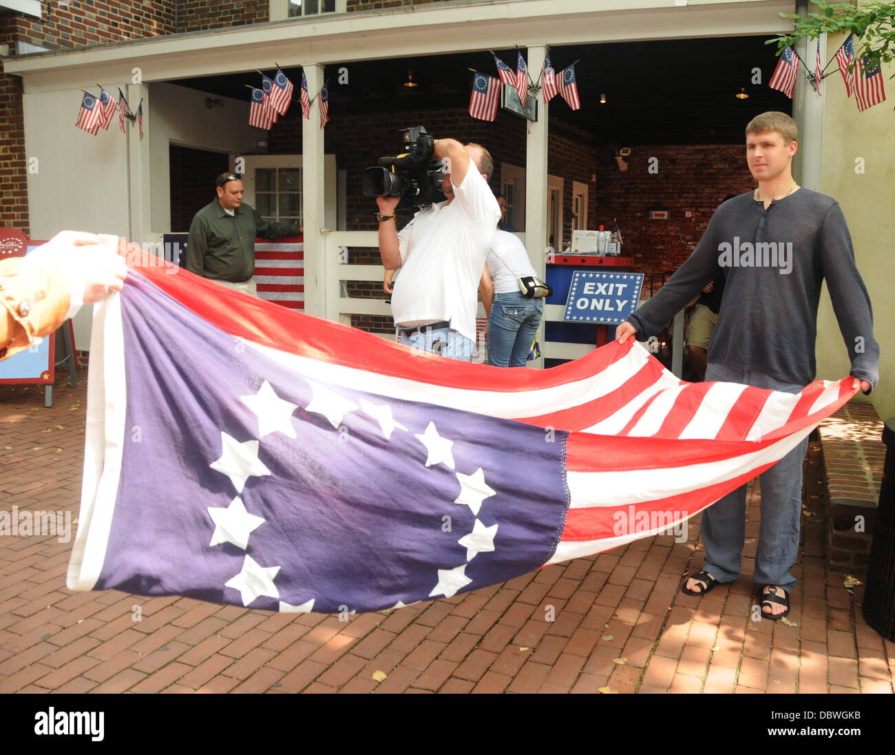 New Philadelphia Flyers NHL Hockey goalie Ilya Bryzgalov tours la Betsy Ross House Philadelphia, Pennsylvania - 03.09.11 Foto Stock