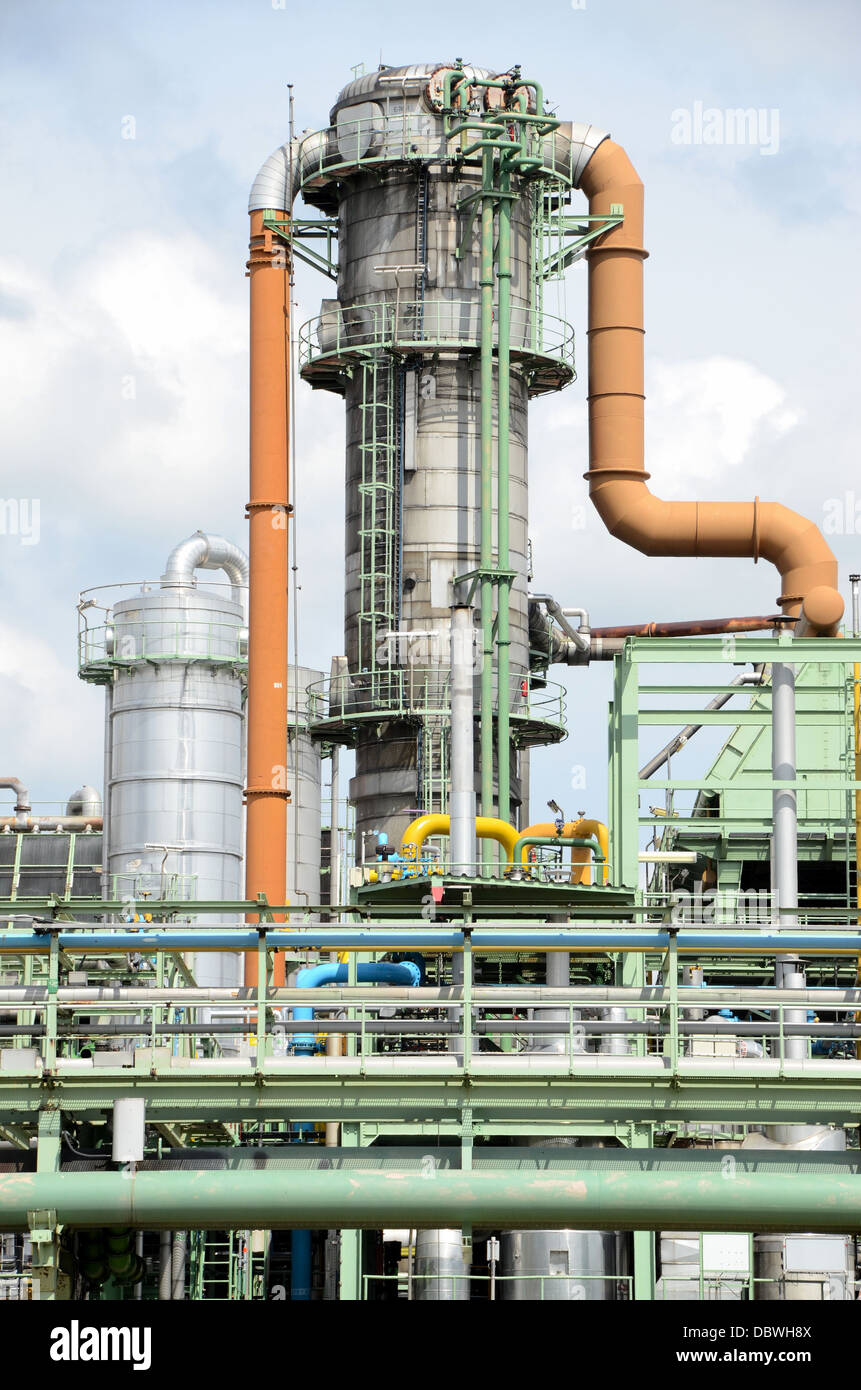 Un sistema di tubazioni con le apparecchiature di un impianto chimico. Foto Stock