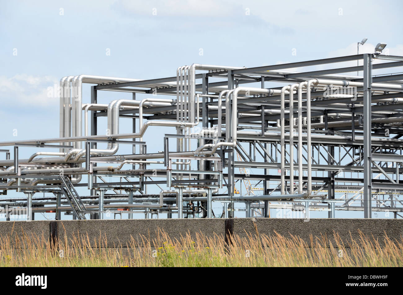Un sistema di tubazioni in corrispondenza di un impianto chimico nel porto. Foto Stock
