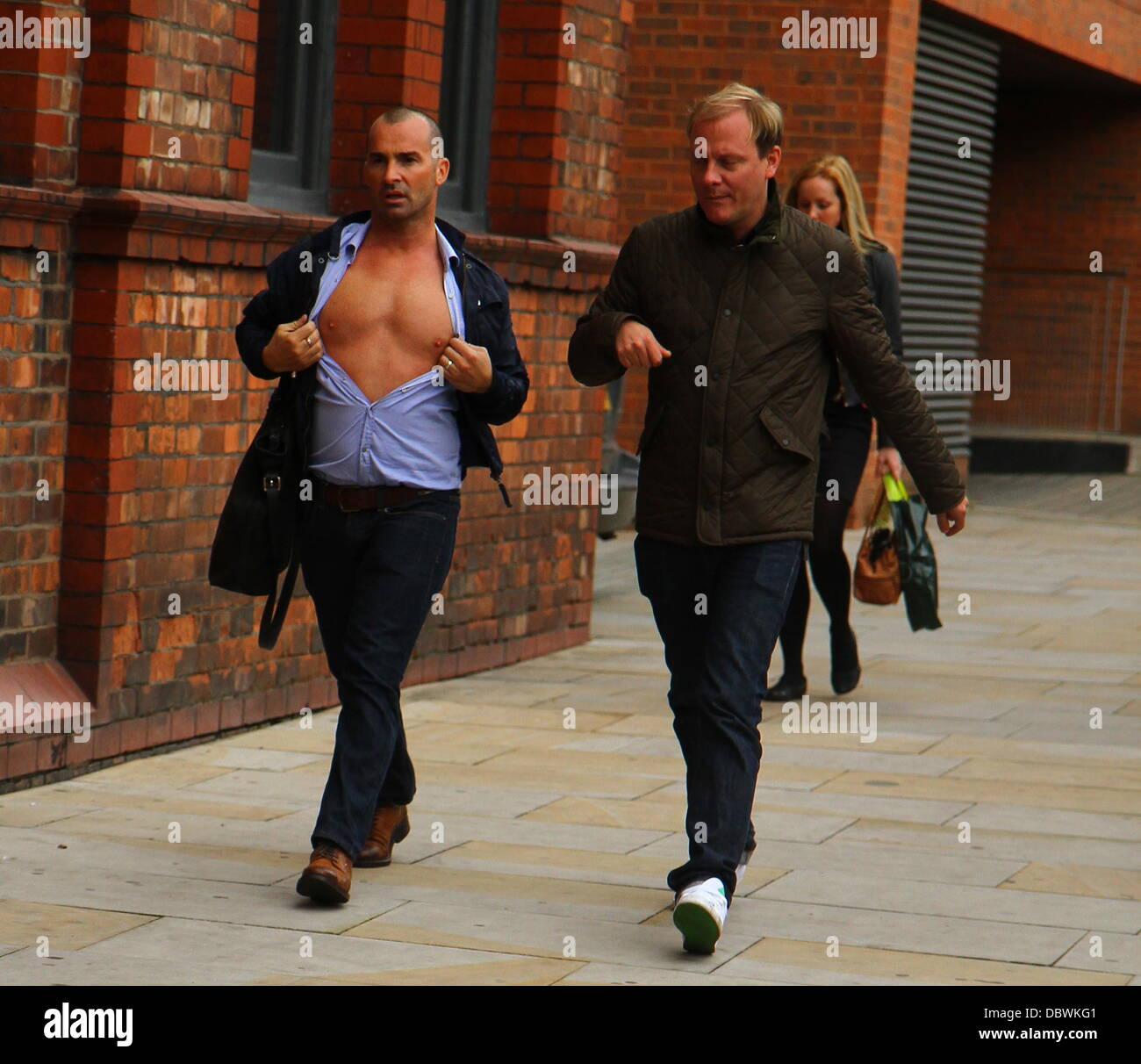 Louie Spence e Antony il cotone che arrivano sul set di Coronation Street a Granada Studios Manchester, Inghilterra - 06.09.11 Foto Stock