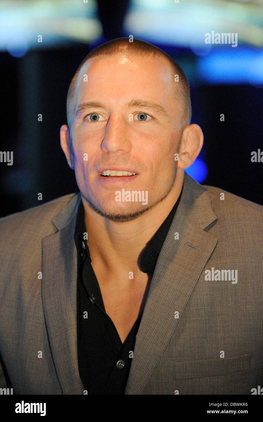 UFC Welterweight Champion Georges St-Pierre assiste una media tour al Real Sports Bar & Grill a Toronto la promozione di ottobre 29, 2011 Campionato in Las Vegas Toronto, Canada - 06.09.11 Foto Stock