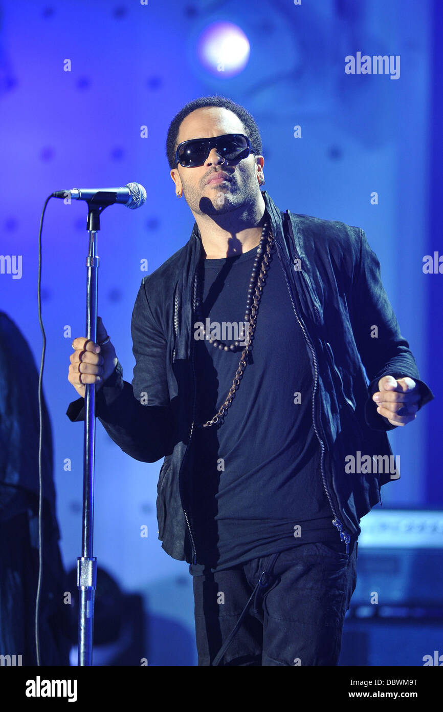 Lenny Kravitz eseguendo sulla televisione mostra 'Vivement Dimanche" Parigi, Francia - 06.09.11 Foto Stock