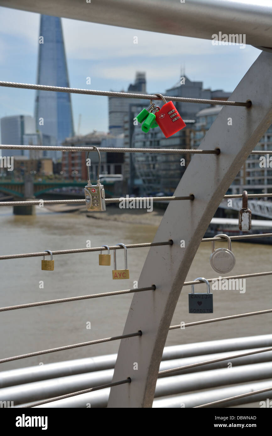 Amore si blocca sul Millennium Bridge con la vista del Shard in background. Londra, Regno Unito. Foto Stock