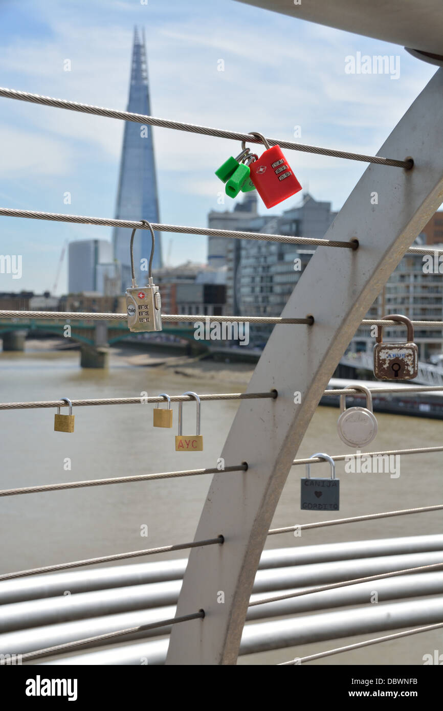 Amore si blocca sul Millennium Bridge con la vista del Shard in background. Londra, Regno Unito. Foto Stock