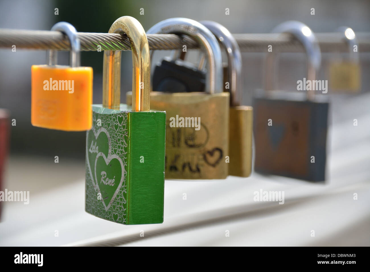 Close up di amore si blocca sul Millennium Bridge, Londra, Regno Unito. Foto Stock
