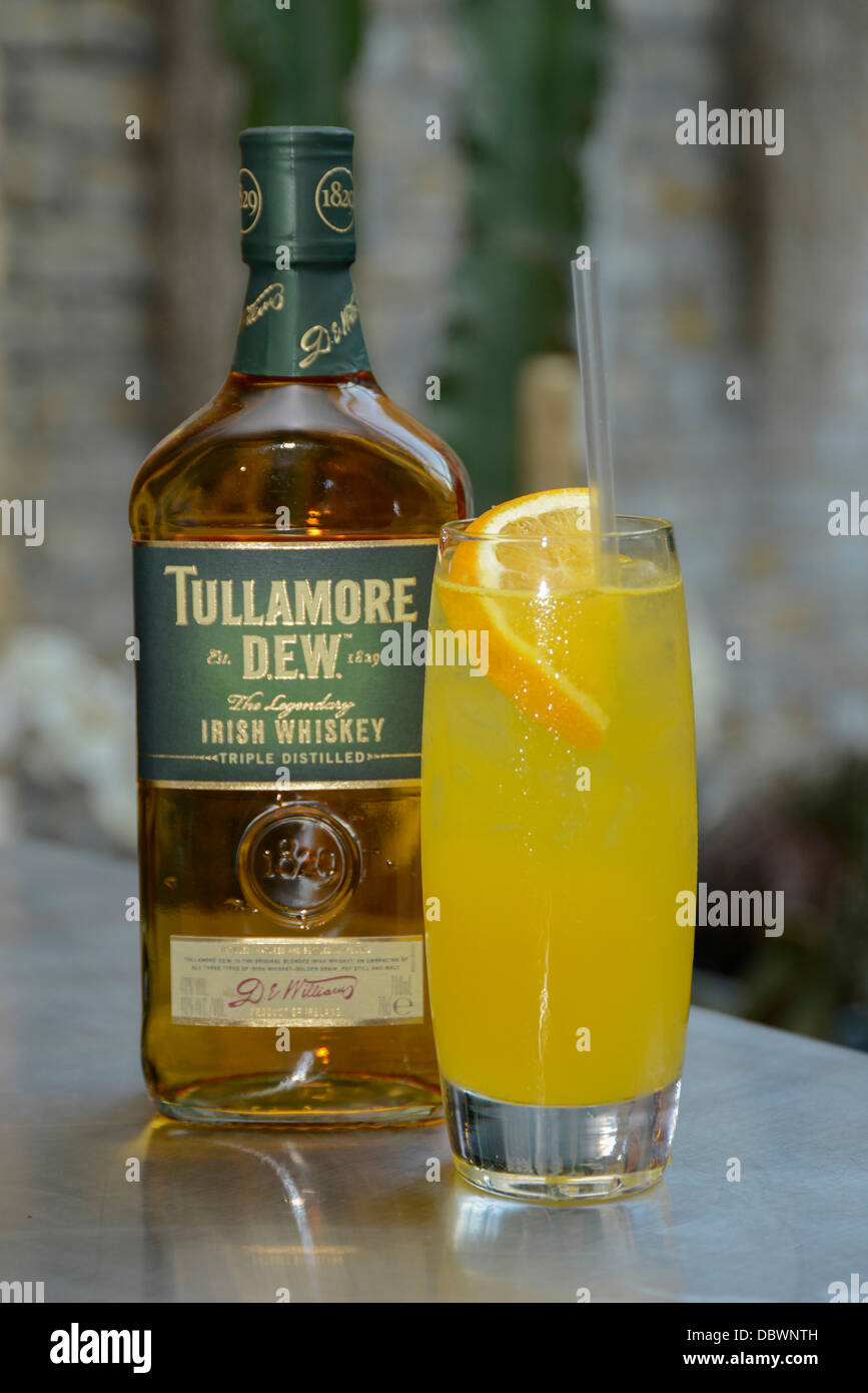Tullamore Dew Whiskey summer cocktail drink con bottiglia Foto Stock