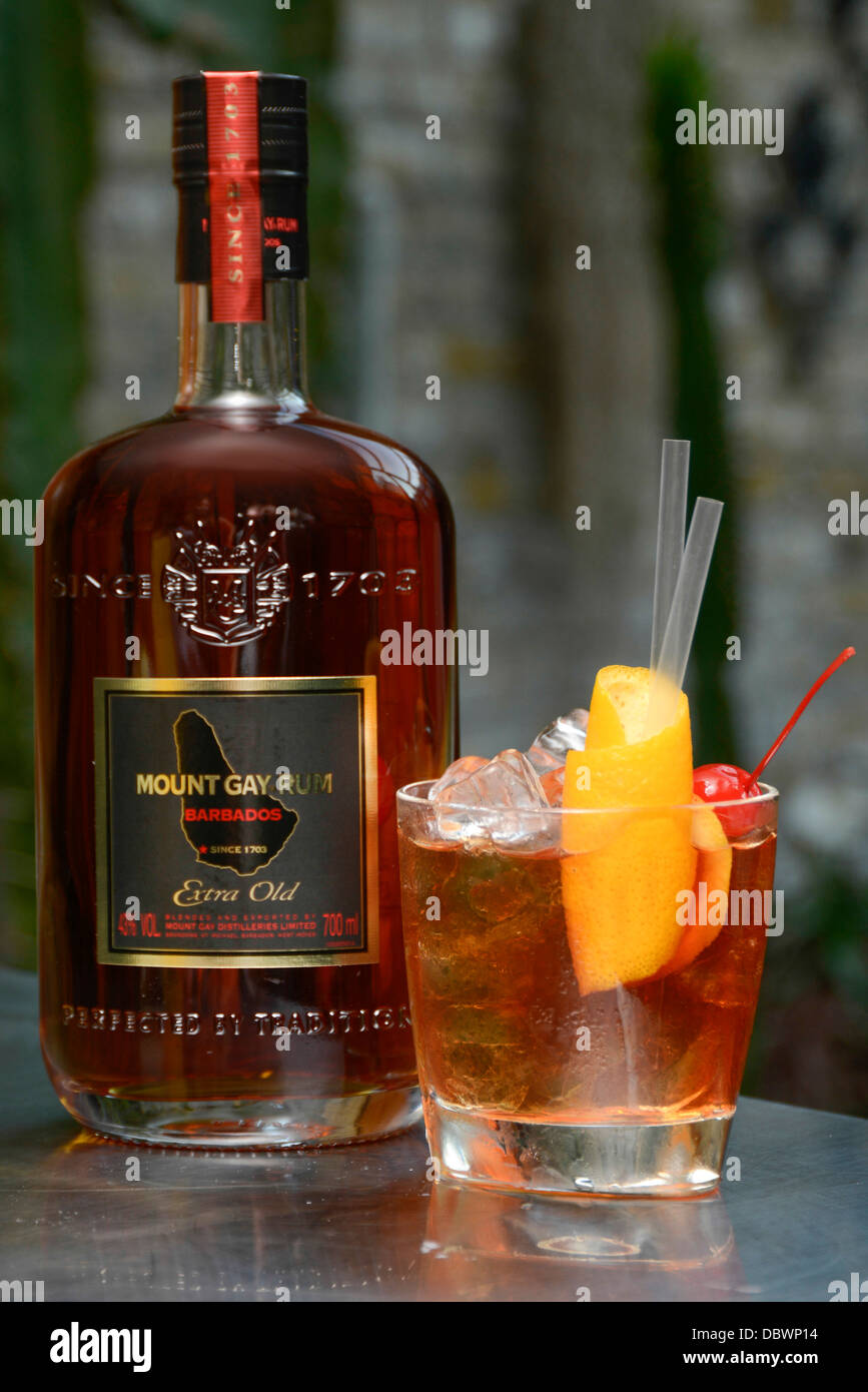 Mount Gay extra old rum estate cocktail e una bottiglia Foto Stock