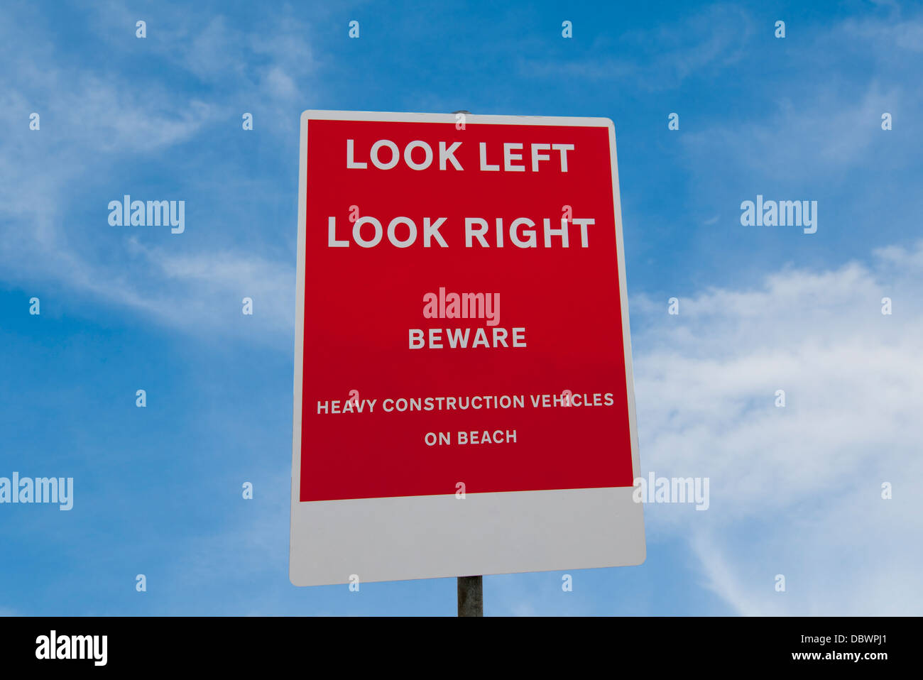 Guardare a sinistra guardare a destra un cartello di segnalazione. Hayling Island Beach le riparazioni per prevenire erosione costiera Foto Stock
