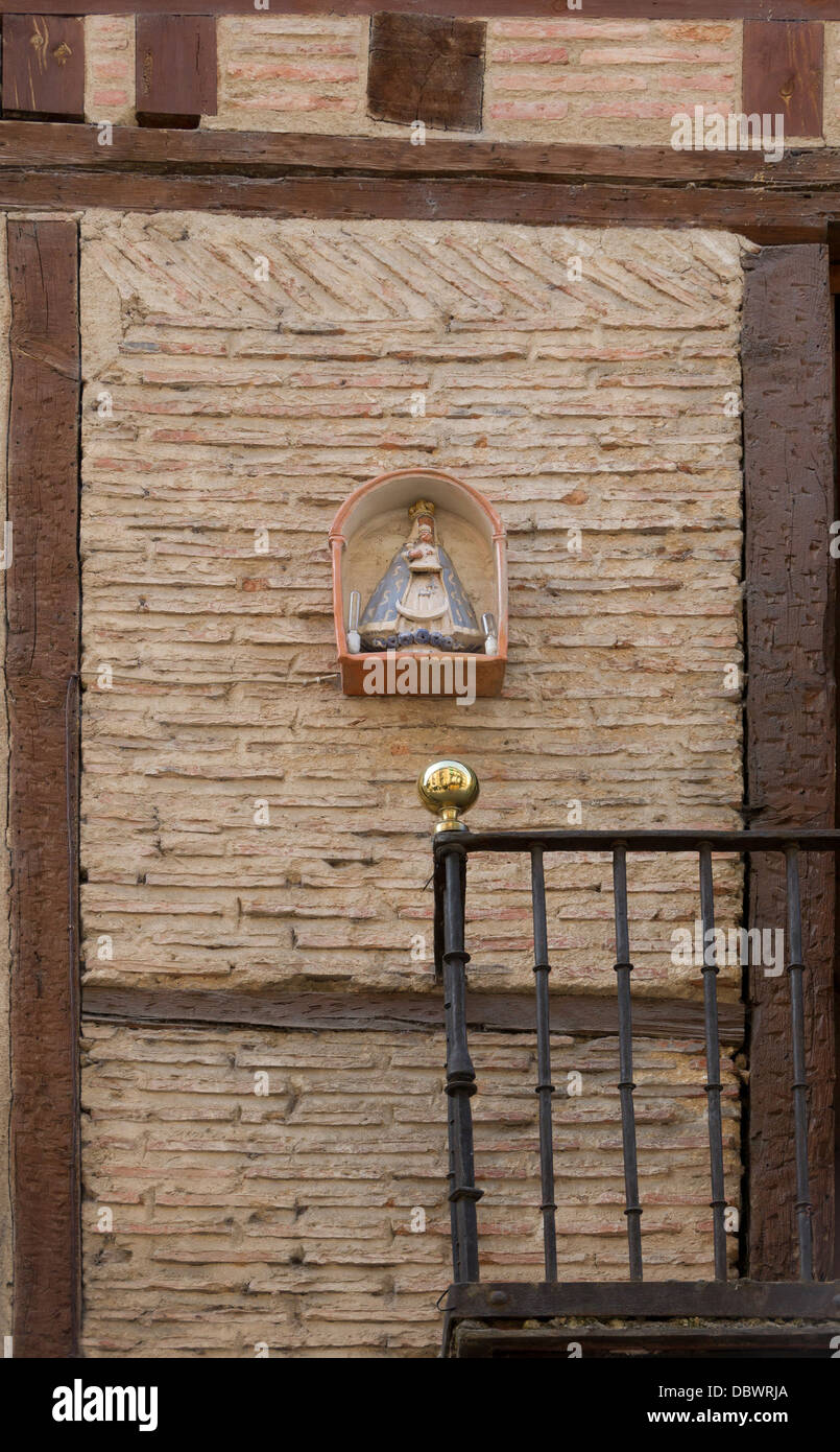 Madonna con bambino su un vecchio muro di Segovia, in Spagna. Foto Stock
