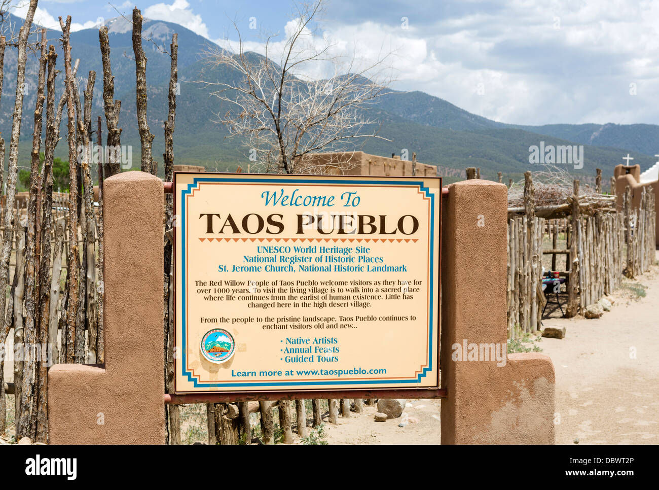 Firmare all'entrata della storica Taos Pueblo, Taos, Nuovo Messico, STATI UNITI D'AMERICA Foto Stock