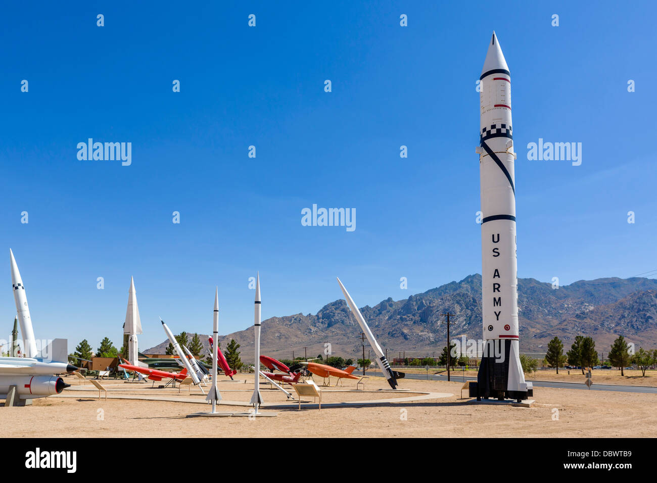 Il missile Park a White Sands Missile Range con Redstone missile in primo piano, vicino a Alamogordo, Nuovo Messico, STATI UNITI D'AMERICA Foto Stock