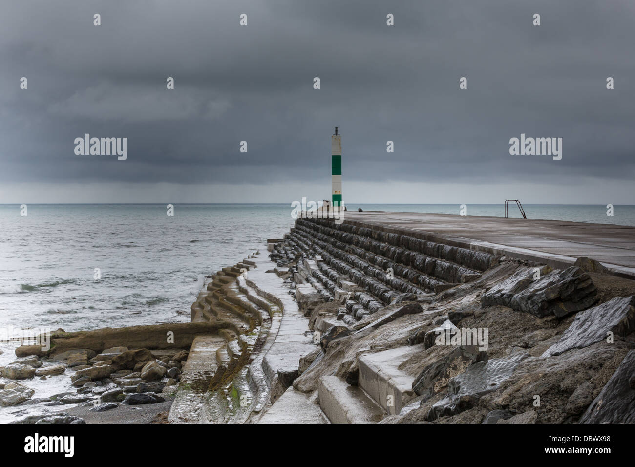 Storm brewing su Cardigan Bay, visto dal porto di Aberystwyth sud parete laterale. Foto Stock