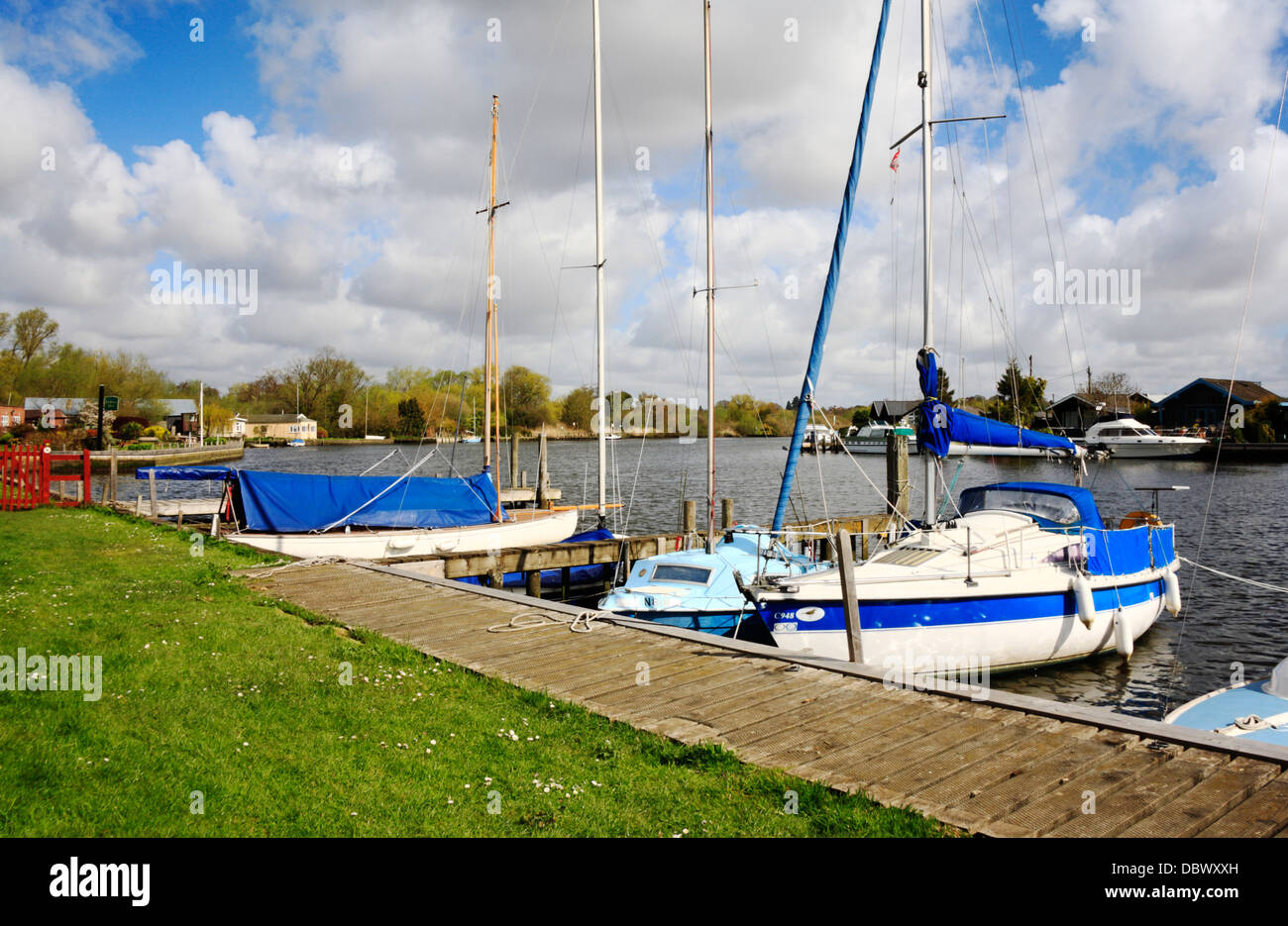 Una vista delle barche ormeggiate lungo il fiume y vengono a Coldham Hall, Norfolk, Inghilterra, Regno Unito. Foto Stock