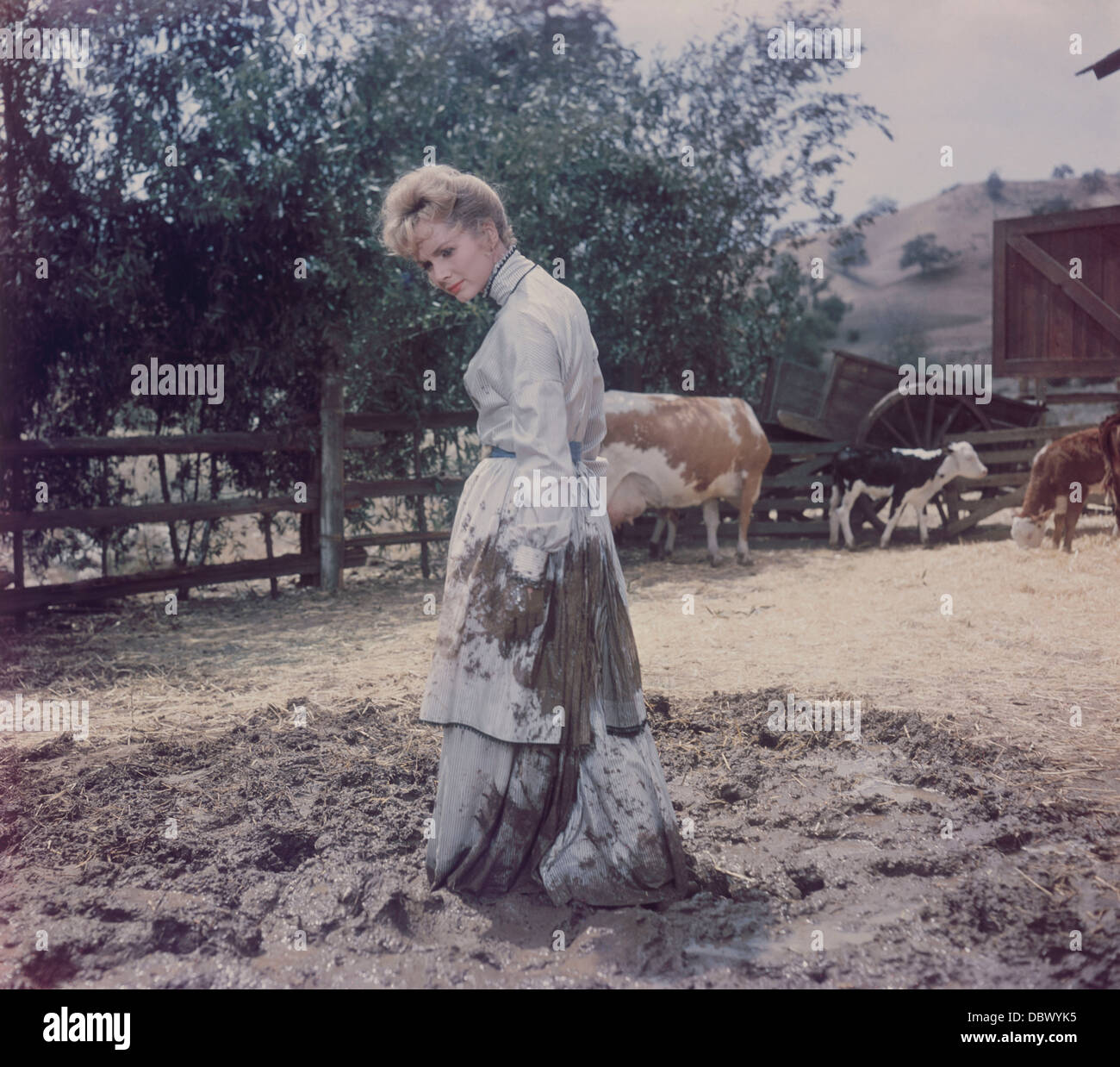 1960s 1961 la seconda volta intorno a stelle di Debbie Reynolds in piedi nel fango Foto Stock