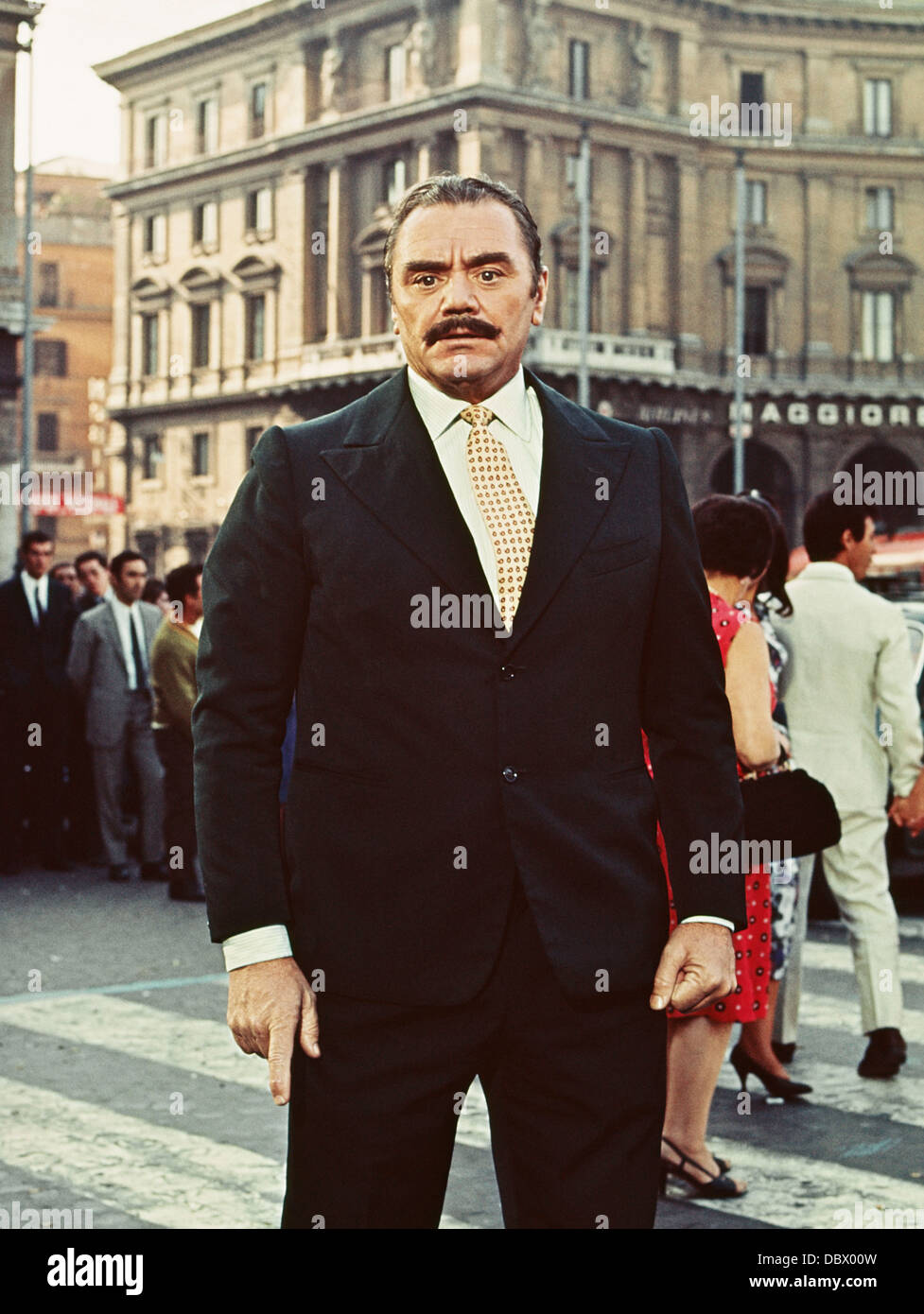 Anni sessanta ritratto attore Ernest Borgnine SUL SET IN EUROPA Foto Stock