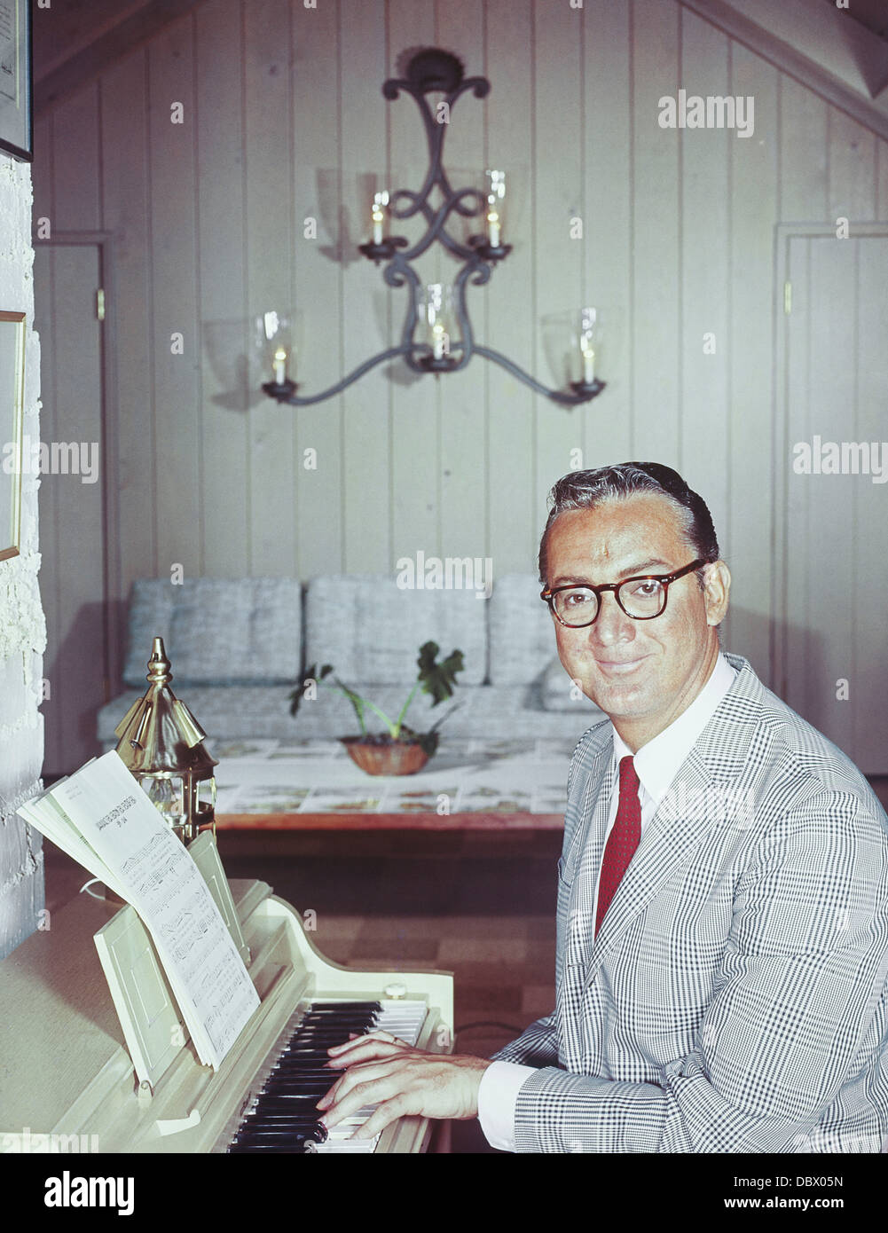 Anni sessanta ritratto di Steve Allen televisione americana personalità, comico, compositore, attore, scrittore al pianoforte guardando la fotocamera Foto Stock
