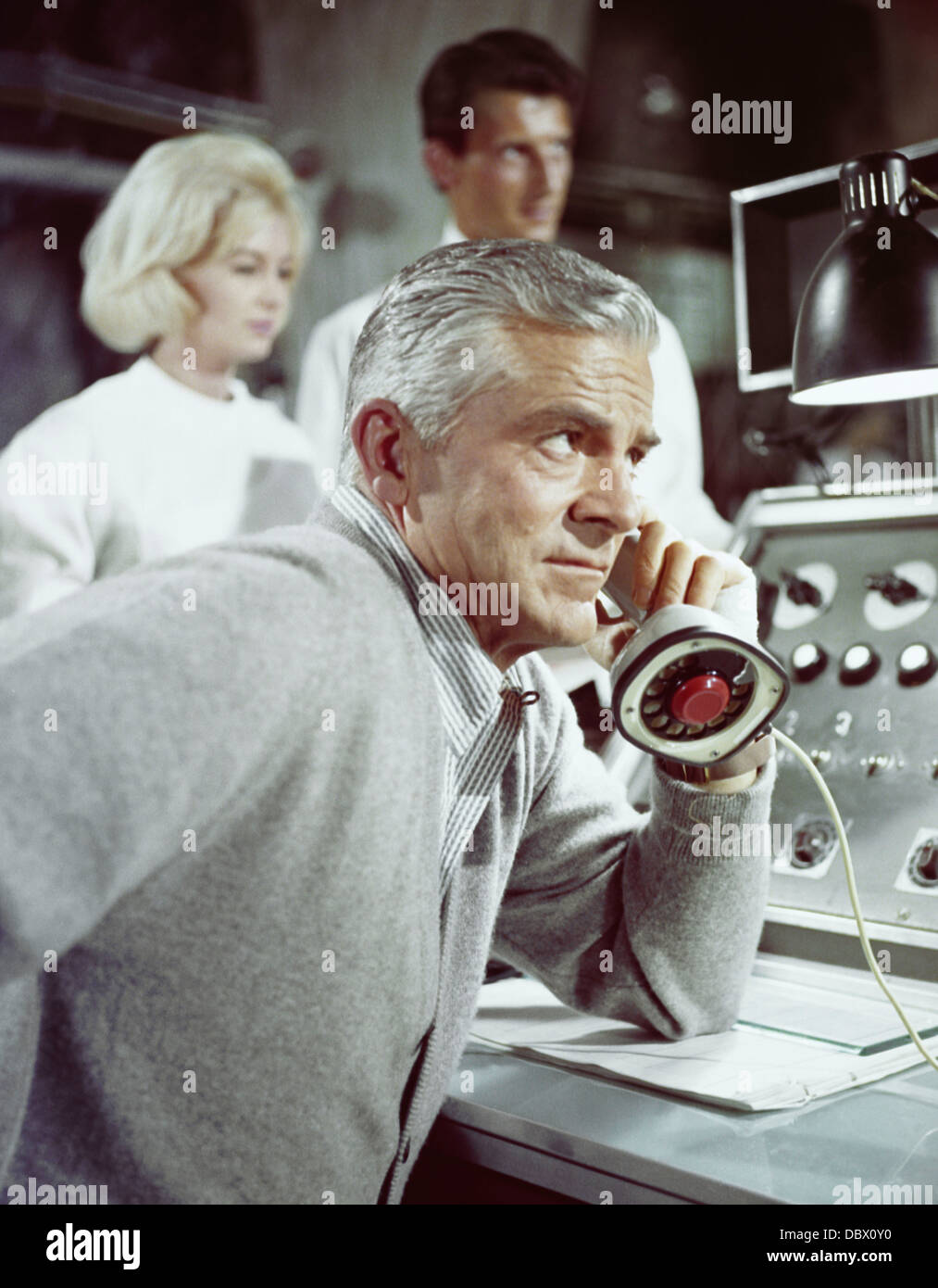 1960s 1966 crepa nel mondo SCI-FI MOVIE STARRING DANA ANDREWS Foto Stock
