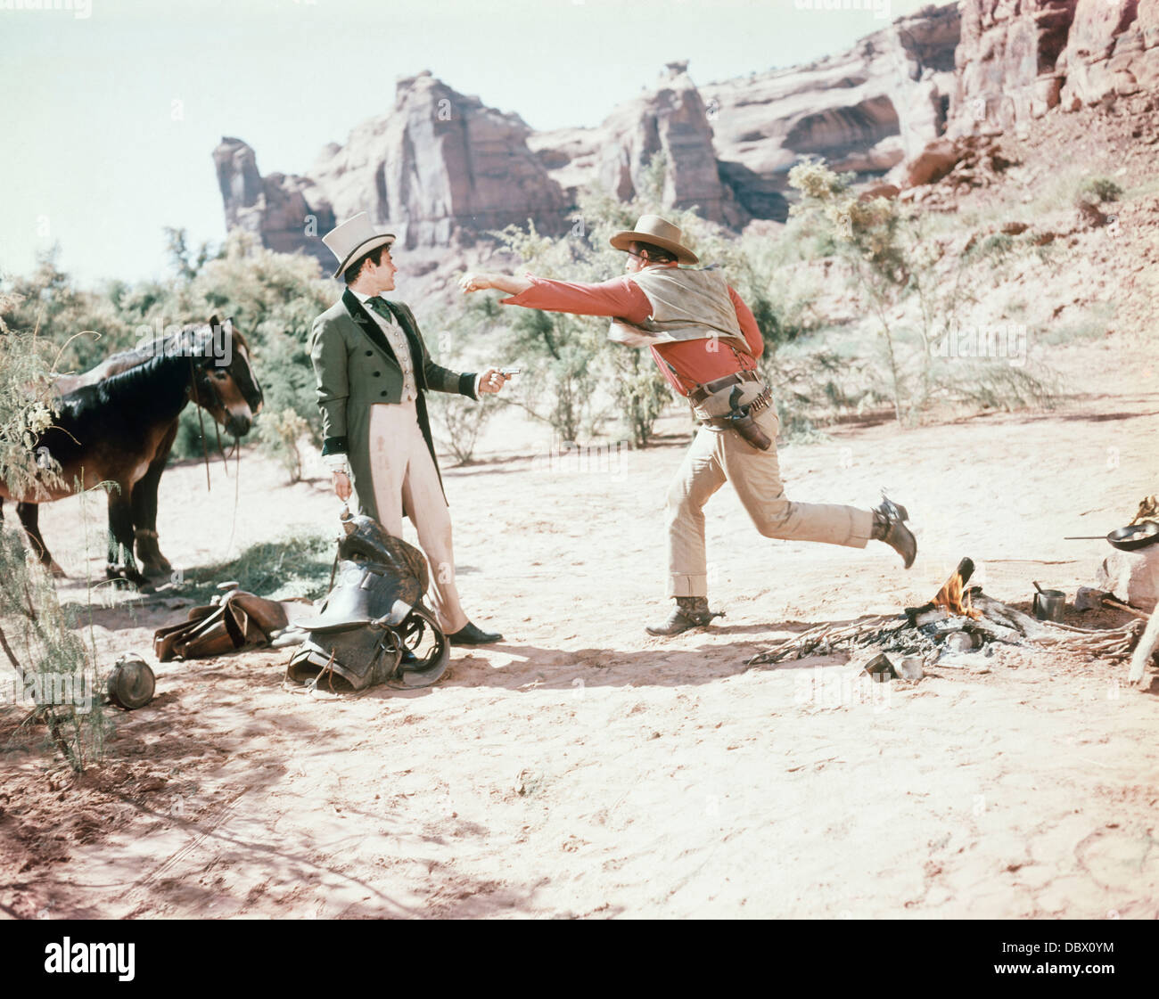 1960s 1961 FILM IL COMANCHEROS John Wayne e STUART WHITMAN Foto Stock