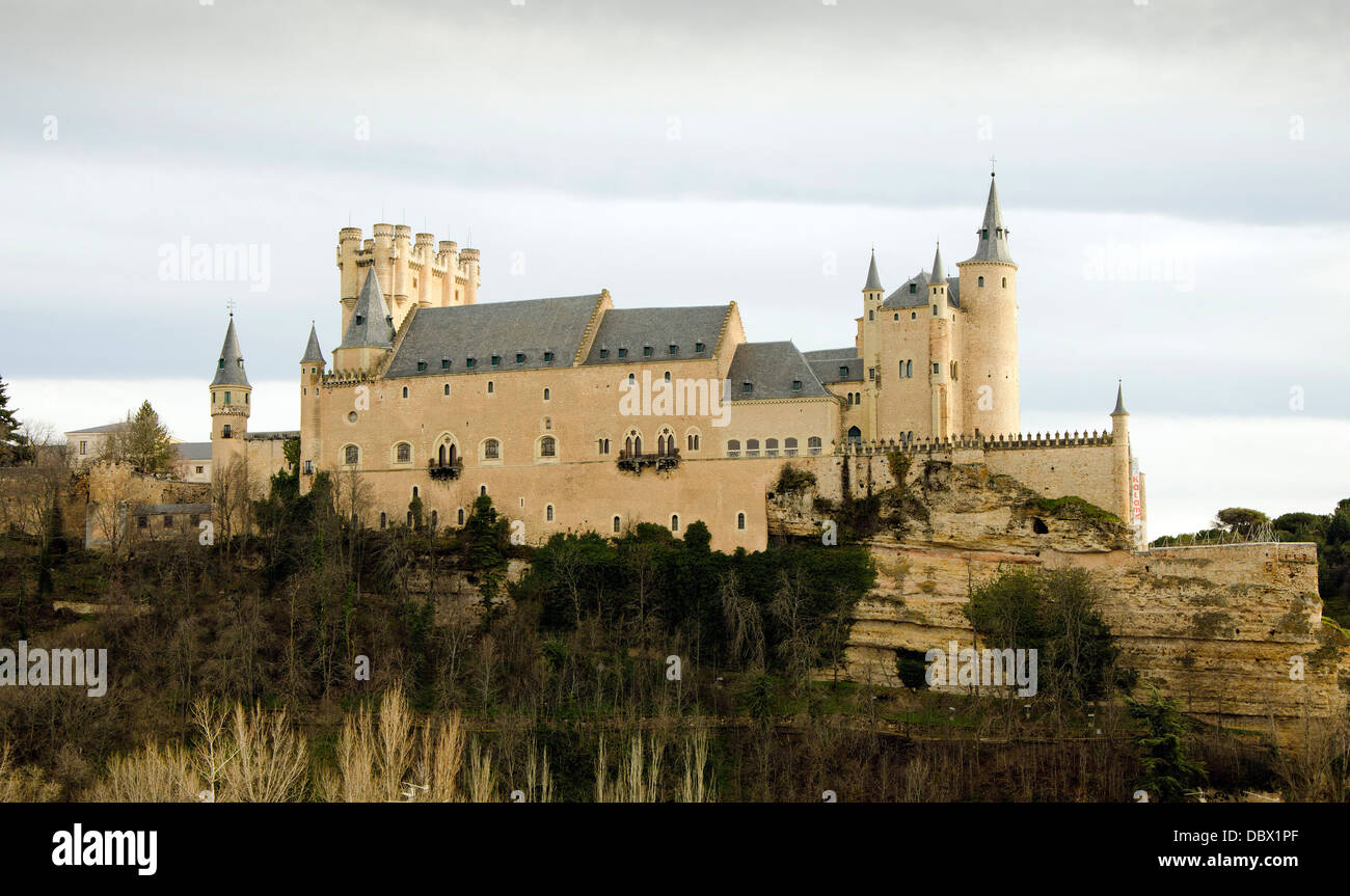 Questo Alcazar, un castello-palazzo, risiede nella città murata di Segovia nella provincia di Segovia in Spagna. Si tratta di uno dei più famo Foto Stock